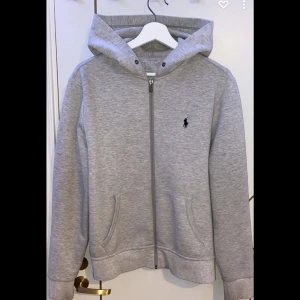 Ralph Lauren hoodie - Enkel Polo hoodie. Ny pris 1199. Skick 8/10. Har tyvärr tappat bort snörena till tröjan