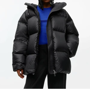 Arket dunjacka  - Dunjacka från Arket, aldrig använd med prislapp kvar då jag köpte två storlekar😊. Köpt för 2290kr.