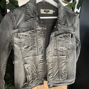 Jeansjacka - As snygg jeans jacka från moschino som är för liten för mig🤍