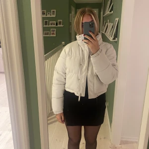 Dunjacka  - Säljer denna superfina dunjacka💞 Endast använd en gång. Storlek: M/L Köparen står för frakten✨