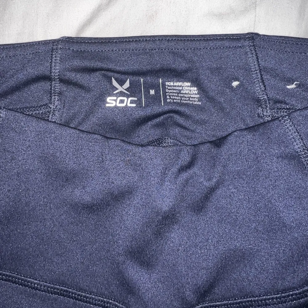 Säljer mörkblåa tränings tights med fickor på sidorna. Använda en gång. Jeans & Byxor.
