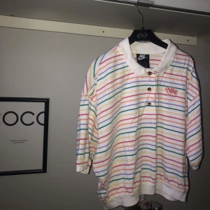 Retro nike top - Säljer denna sjukt coola retro tröja från Nike som är helt slutsåld🌈 Inköpris ca 450 kr. 