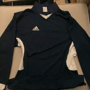 vintage mörkblå adidas tröja som var trendig under 90 talet. säljer eftersom att den är för stor och jag aldrig använder den, i perfekt skick! (skulle passa någon som har storleken M eller L)  pris kan diskuteras 