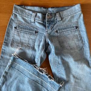 lågmidjade bootcut jeans köpt här på plick! fin ljusblå färg med rosa detaljer :) andra bilden är lånad från förra ägare!! jag har aldrig använt dem då de är för små <3 längden är bra för mig som är 170, midjemåttet är 74cm