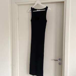 Perfekt svarta klänningen. Den är onesize och säljer den för 200kr + köpare står för frakten. bara provat den!