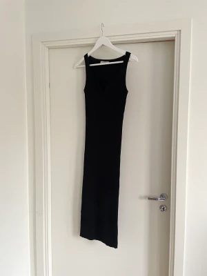 Svarta klänningen  - Perfekt svarta klänningen. Den är onesize och säljer den för 200kr + köpare står för frakten. bara provat den!