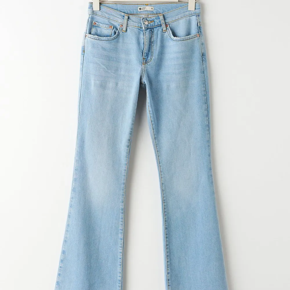 Säljer lågmidjade bootcut jeans från gina. Färg ljusblå. Strl 40. Säljer pga för stor storlek. Tvättade en gång och använda några gånger men är i fint skick. Köparen står för fraktkostnaden. . Jeans & Byxor.