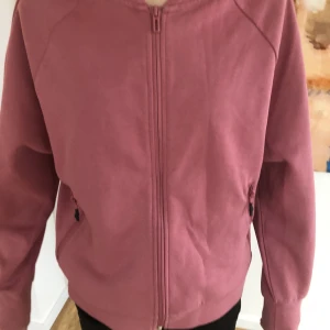 Adidas kofta - Knappt använd kofta. Skön kvalitet i  59 % polyester 41 % bomull 
