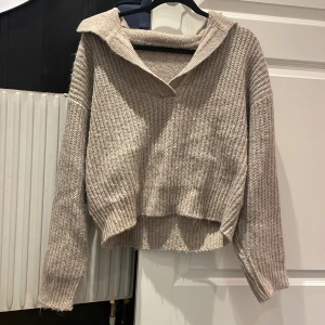 Stickad tröja - Säljer denna stickade tröja från Gina tricot!! Står M men den är feltryckt!!! 