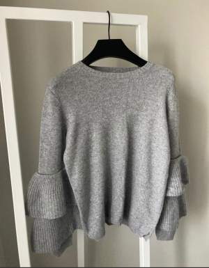 Soft goat cashmere tröja med volangärmar. Snygg ljusgrå i storlek small Knappt använd!