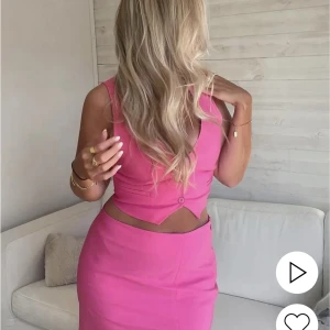 Kjol och topp - Ett jättefint sett från Nelly. Har aldrig använt plaggen och prislappen är kvar. Köpte toppen för 449 och kjolen för 399. Säljer dessa två varor tillsammans men om ni vill ha separat kan ni skriva privat. 