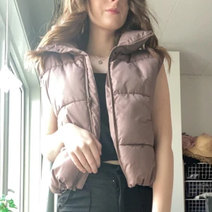 Bikbok väst - Superfin bikbok väst!  Lite defekter på sista bilden, därav priset. Jag tycker inte det syns så mycket när jag har den på❤️Nypris 399kr