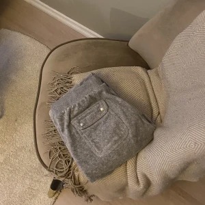 Gråa Juicy Couture byxor - Säljer mina gråa juicy pga att dem är för stora. Köpta från kidsbrandstore i Storlek 15-16 år men passar somsagt inte mig som har xs vanligtvis🤍 • Nästan oanvända