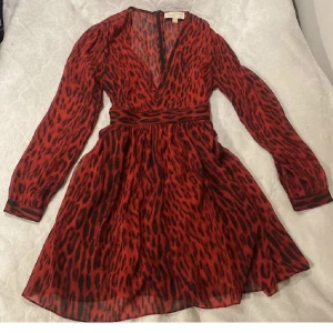 Michael Kors klänning - Äkta Michael Kors. Röd leopard klänning i stl 6 (ungefär M). Jättefin och knappt använd. Köparen står för frakt, men möts annars upp inom Gbg❣️