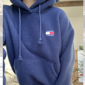Tommy Hilfiger hoodie - Blå Tommy Hilfiger tröja i Teddy. Storlek M men passar även am. Köpare står för frakten.