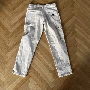 Dickies Carpenter - Riktigt feta dickies cargos. Cond: 10/10  30x32 dock är midjan för liten för mig som vanligtvis har 30, så skulle säga att midjan sitter runt 28-30
