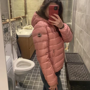 Colmar jacka, vinterjacka - En skit snygg colmar jacka. Skick 10/10. En härlig rosa färg som passar perfekt till vintern. Den är äkta och köpt för 5000kr. Det är den tjockare varianten. Skriv pm för frågor eller fler bilder ☺️❤️