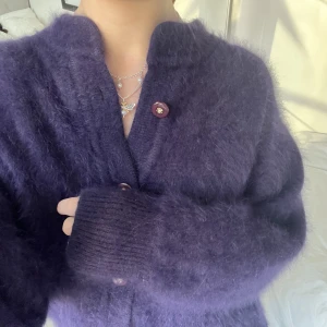 Angora kofta! - Säljer denna tröja i 80% angora så den är sååå fluffig! Står ingen storlek men den sitter super najs oversized på mig som brukar ha M💗