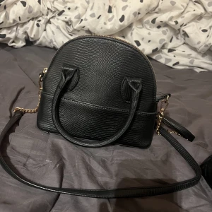 Svart väska  - Säljer min väska har använt den några gånger, den har gått sönder vid sidan men går att använda den utan band 