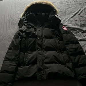 Canada goose vinter jacka  - Säljer min vinter jacka på grund av att jag fick en ny. Möts upp i Göteborg kan gå ner i pris vid snabb affär och jackan är äkta. 