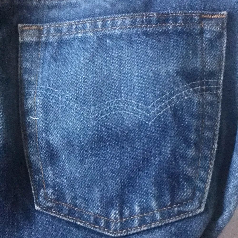 Fina batik jeans som jag säljer för att de tyvärr inte kommer till så mycket användning💙. De är i storlek 160 men passar perfekt på mig som är XS/S och 167 cm. Sitter bra och tajt i midjan. De kostar 350kr💙 Pris kan diskuteras.. Jeans & Byxor.