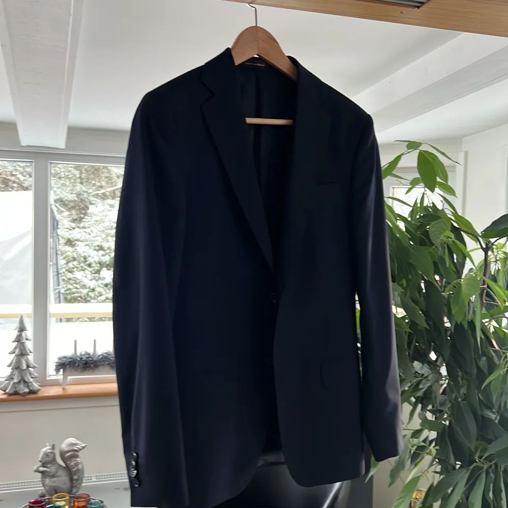 Säljer min kostym från Oscar Jacobson i marin blå både byxor och kostym ingår i priset  Nypris 6000 Mitt pris 1500 Storlek 46. Kostymer.