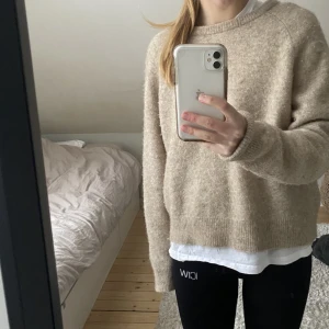 Stickad tröja  - Beige stickad tröja från Carin Wester strl M (dock liten i storlek så passar mig bra som vanligtvis har Xs/S) Använd men i bra skick. Dock lite nopprig på vissa ställen men som går att ta bort! Jättefin över till exempel en vit t-shirt!  Nypris 400!  