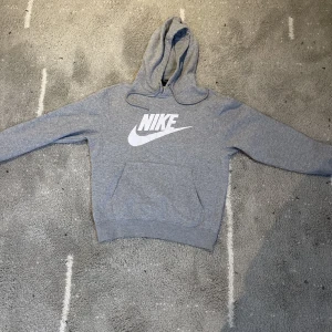 Nike Hoodie  - Inte använt mycket den är för liten för mig