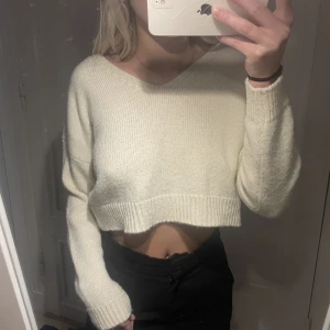 Stickad tröja - En beige/vit stickad tröja ifrån NA-KD i storlek XS, köpt för 239kr och säljer för 90kr. Den är inte oanvänd men i bra skick skulle jag säga (inga defekter).
