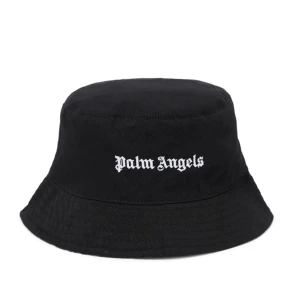 Bucket hat  - Bucket hat Palm Angels, köpt på NK för 2200kr, aldrig använd med prislapp kvar!! 