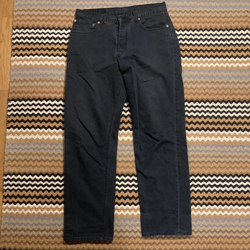 Vintage Levis byxor.  Rätt raka i modellen lite loose.  Lite mörkblå, grå ton. Lite slitna ner till  34/32. Jeans & Byxor.