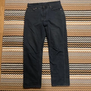 Levis 517 - Vintage Levis byxor.  Rätt raka i modellen lite loose.  Lite mörkblå, grå ton. Lite slitna ner till  34/32