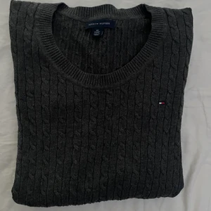 Grå kabelstickad - Grå kabelstickad tröja från Tommy Hilfiger. Bra skick. Köparen står för frakten. Hör gärna av dig för mer information!🤍