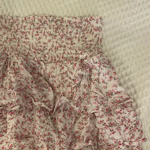 Volang kjol - Blommig volang kjol från BikBok