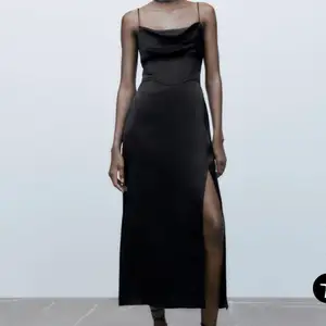 Så fin satin klänning ifrån Zara i storlek S! Helt oanvänd och säljer för 400kr +frakt🤍🤍🤍