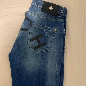 John Richmond jeans - Tja. Säljer ett par jeans från John Richmond som endast är testade. Dom är stretchiga. Bekväma och feta. Knappgylf. Storlek på sista sidan. Köpta för drygt 2500:- i början på 2021.