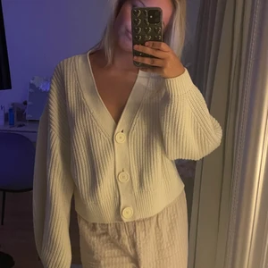 Vit kofta  - Så fin vit kofta från hm. Storlek XS💝