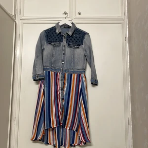 Desigual - En Jeans-klänning. Använt 1-2ggr, i ny skick att säga. Orginalpris: 500kr