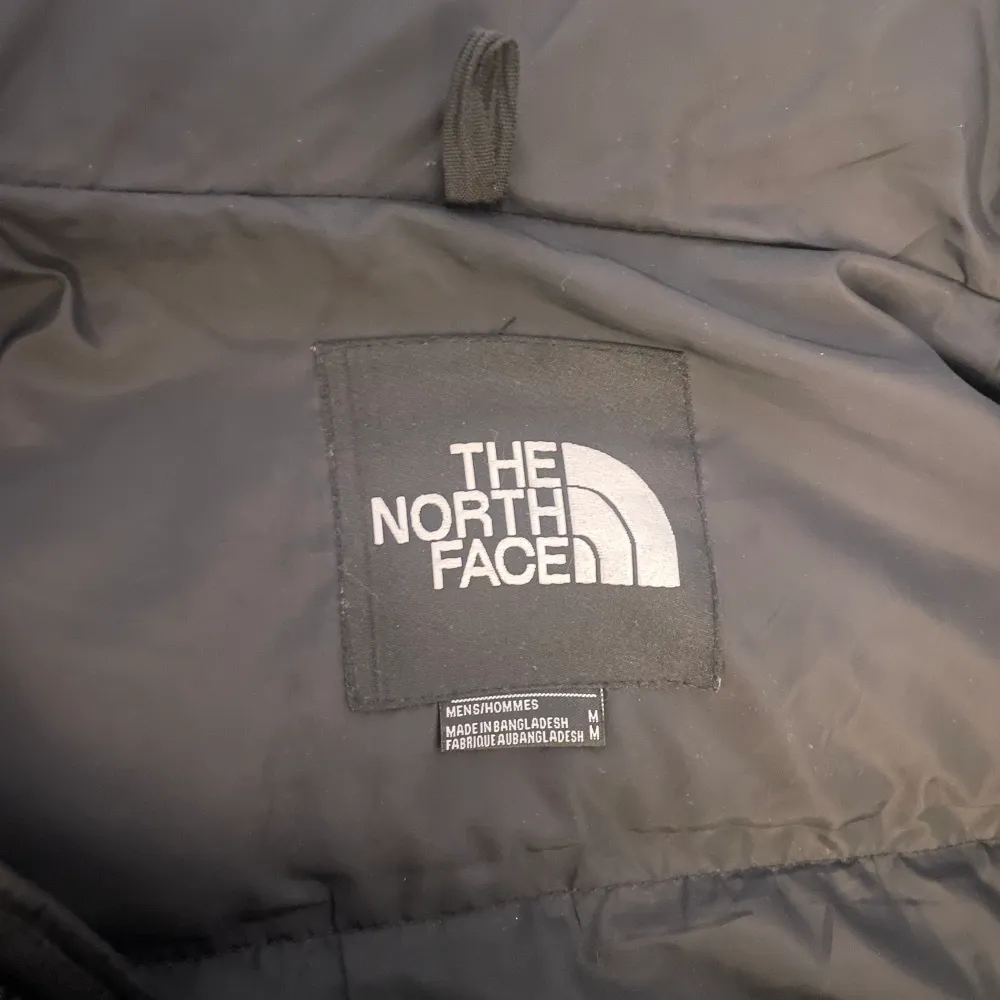 Jag säljer denna The North Face jackan i storlek M. Den är bara använd en vinter och är som ny. Skiv för intresse! . Jackor.