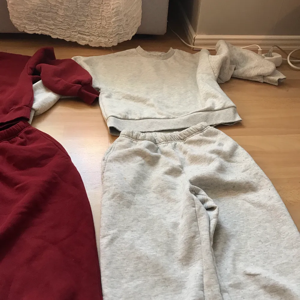 Två par mjukissett från Gina tricot. Tillsammans köpte jag de för ca 1000kr. (Det gråa kan upplevas lite nopprig) säljer de för 200kr sammanlagt eller köp enskilt för 60kr🤍❤️❤️ Allt är i xs förutom den röda sweatshirten som är xxs. Hoodies.