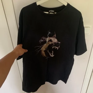 T-shirt med Tryck - Cool T-shirt med tryck i storlek M i nyskick då tröjan aldrig använts. Kan såklart postas.