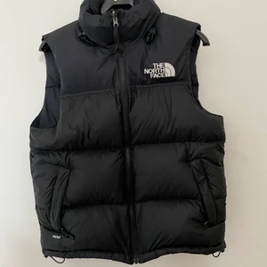 North face 1996 retro väst - Säljer denna väst pga att den ej passar Knappt använd 9,5/10  Strlk S Nypris 2495