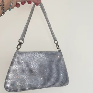 Väska - Jättefin väska, fått någon slags sminkfläck inuti väskan men annars fint skick!❤️