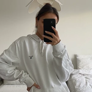 Gant hoodie - ▪️Gant hoodie i vit med marinblåa detaljer ▪️ storlek: M (herrstorlek så den blir lite oversize) ▪️skick: gott skick (sparsamt använd)