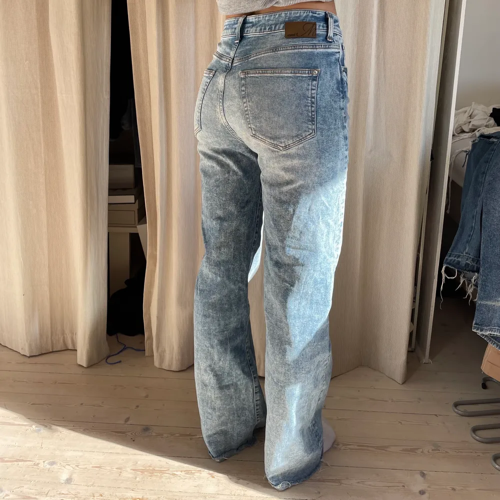 Säljer mina härliga långa jeans från Mavi Jeans. Så sköna och mjuka i tyget samt sparsamt använda💙. Jeans & Byxor.