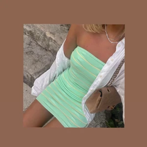 Adoore klänning tube dress short green - Använd 1 gång. Fint skick. Strl 38, lite kort för mig som är 177 cm. Nypris: 1199:-. Bilder från Adoores instagram, skriv för egna. 400 kr eller bud (exklusive frakt). 🌺🌼💚