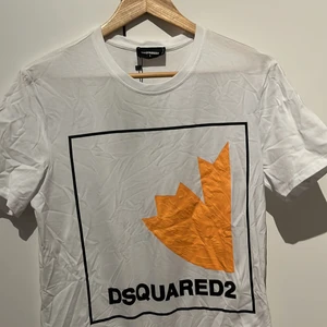 Dsquared2 t-shirt - Aldrig använd bara legat i en garderop därav lite skrynklig men de bara att stryka. Det är storlek L men är liten i storleken så fungerar mer som en M
