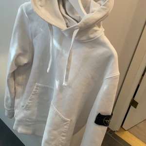 Stone island  - Stone island tröja köpt för 2699kr på NK. Använd i cirka 4 månader. Skick 8/10 Inga fläckar.