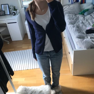 Kofta - TRYCK INTE PÅ KÖP DIREKT! Superskön kofta i 100% kashmir som jag inte använder längre. Jättemjuk och perfekt nu till hösten och vintern. Säljer för 300+ frakt men priset går absolut att diskutera vid snabb affär. Kolla gärna in mina andra annonser också💕 