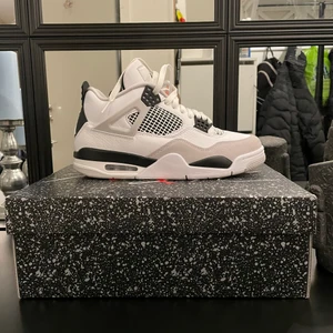 Air Jordan 4 Retro 'Military Black' - Använt en gång, som nya 🤩